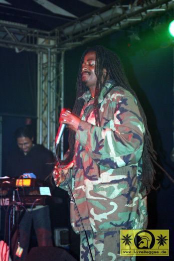Jah Meek (Jam) with Marlene Johnson and The House Of Riddim Band - Conne Island, Leipzig 15. Mai 2005 (2).jpg